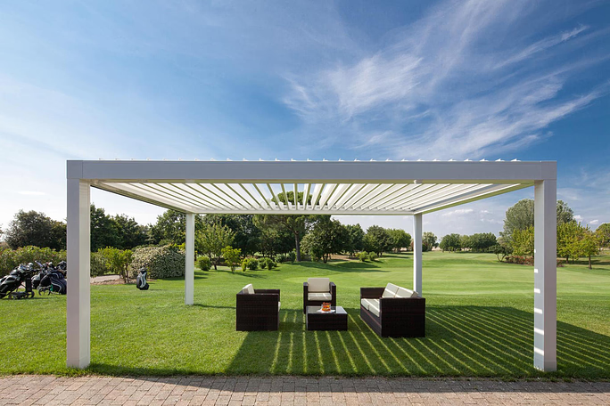 Free-standing louver roof awning system with outdoor furniture
