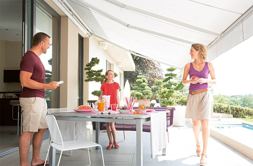 outdoor-living-retractable-awning