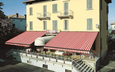 retractable-commercial-restaurant-awning