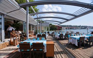 retractable-curved-restaurant-bar-patio-pergola