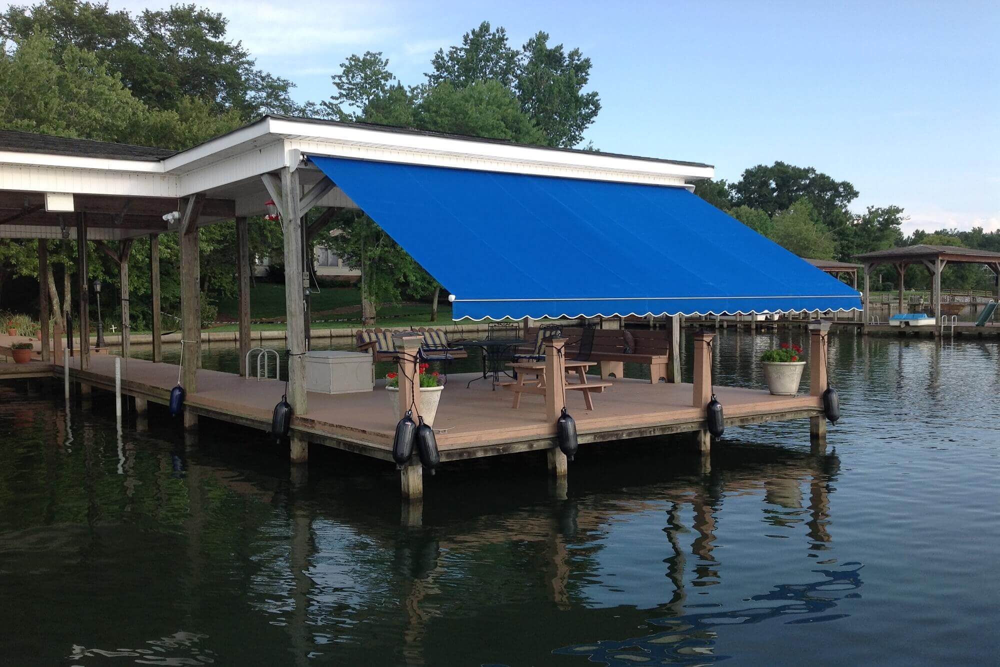 Roma motorized lateral arm retractable awning