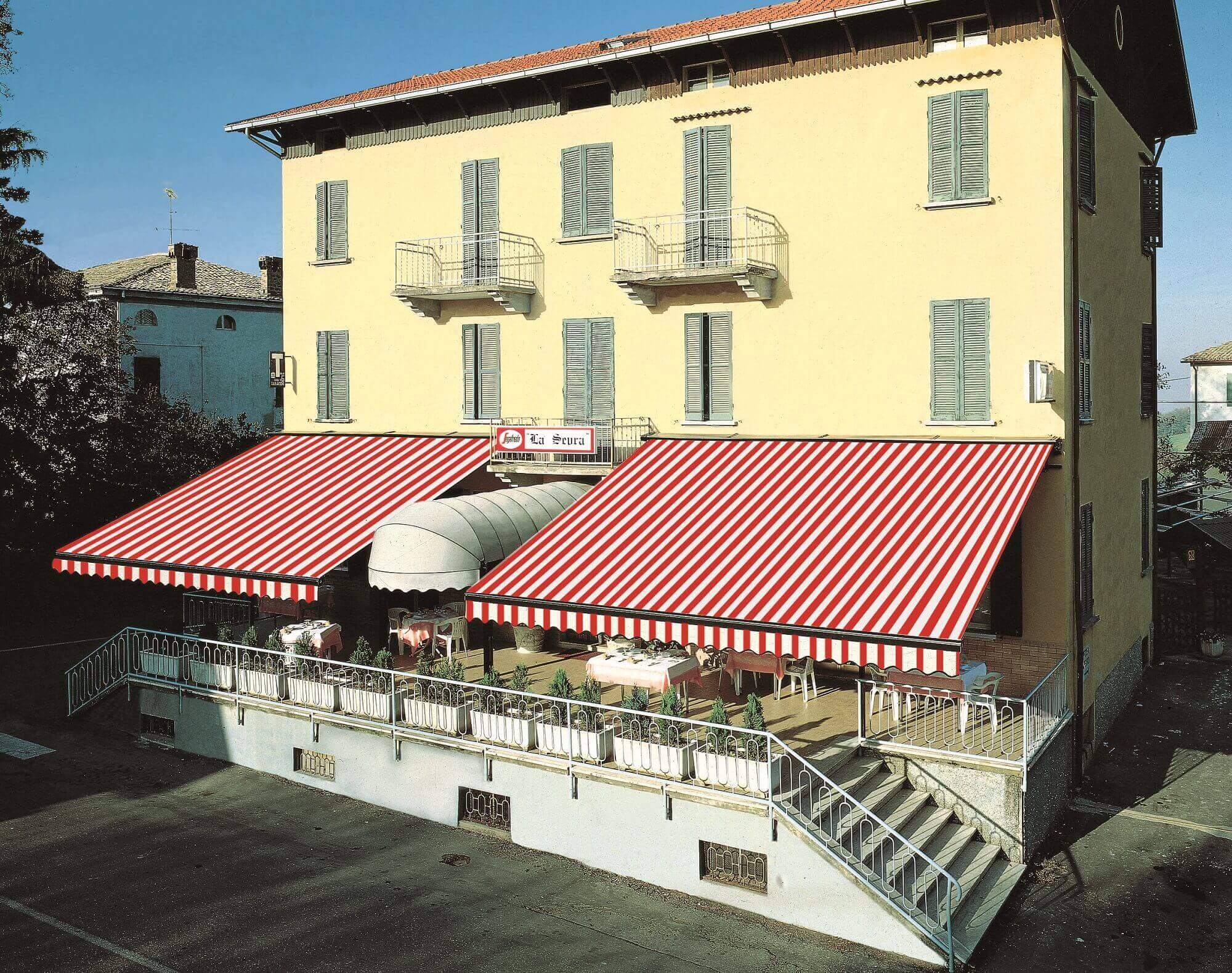 Retractable commercial restaurant awning